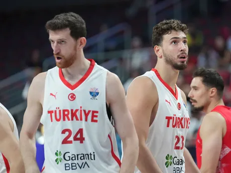 Ercan Osmani a Alperen Sengun počas zápasu Turecko - Poľsko vo štvrťfinále ME v basketbale 2025. 