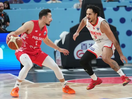 Andrzej Pluta a Shane Larkin počas zápasu Turecko - Poľsko vo štvrťfinále ME v basketbale 2025. 