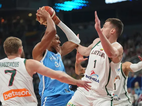Giannis Antetokounmpo, Gytis Radzevicius a Marek Blazevic počas zápasu Litva - Grécko vo štvrťfinále ME v basketbale 2025. 