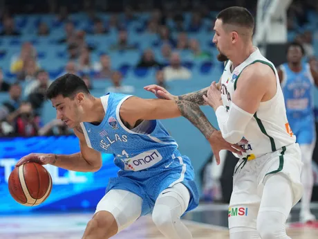 Panagiotis Kalaitzakis a Margiris Normantas počas zápasu Litva - Grécko vo štvrťfinále ME v basketbale 2025. 