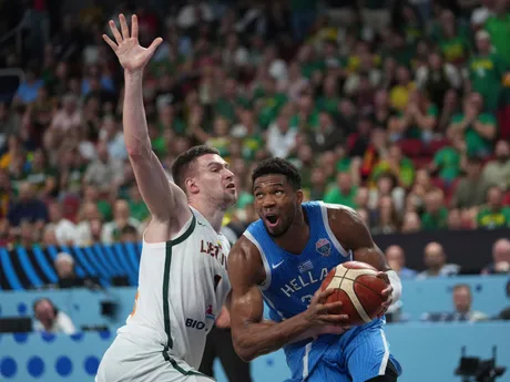 Giannis Antetokounmpo a Marek Blazevic počas zápasu Litva - Grécko vo štvrťfinále ME v basketbale 2025. 