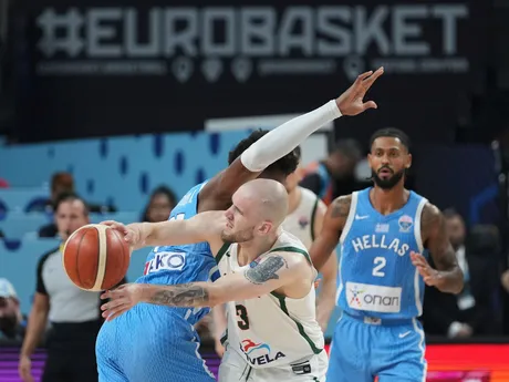 Arnas Velicka a Kostas Antetokounmpo počas zápasu Litva - Grécko vo štvrťfinále ME v basketbale 2025. 