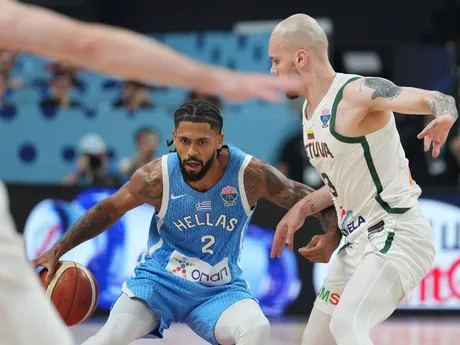 Tyler Dorsey a Arnas Velicka počas zápasu Litva - Grécko vo štvrťfinále ME v basketbale 2025. 