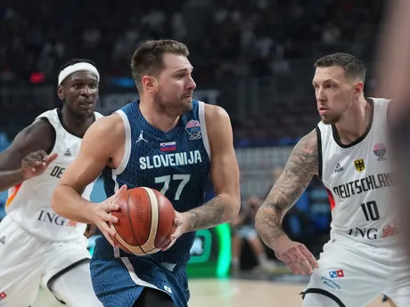 Luka Dončič a Daniel Theis počas štvrťfinálového duelu Nemecko - Slovinsko