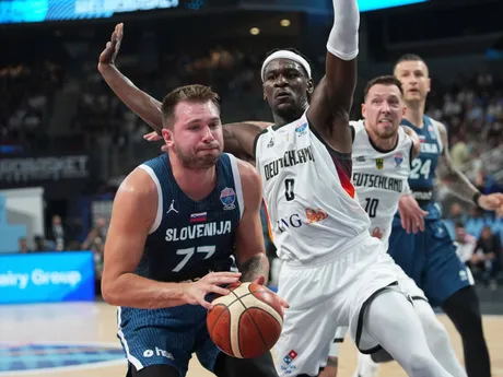 Luka Dončič a Isaac Bonga počas štvrťfinálového duelu Nemecko - Slovinsko