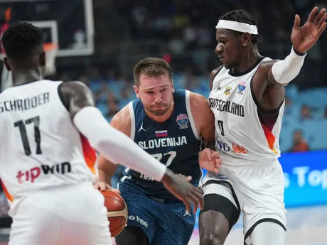 zľava Dennis Schroder, Luka Dončič a Isaac Bonga počas štvrťfinálového duelu Nemecko - Slovinsko