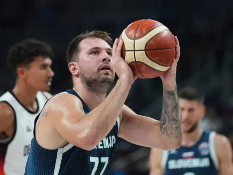 Luka Dončič zo Slovinska strieľa na kôš počas štvrťfinálového duelu Nemecko - Slovinsko