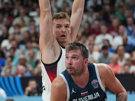 Luka Dončič (vpravo) zo Slovinska a Justus Hollatz z Nemecka počas štvrťfinálového duelu Nemecko - Slovinsko