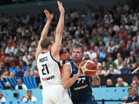 Justus Hollatz a Luka Dončič počas štvrťfinálového duelu Nemecko - Slovinsko