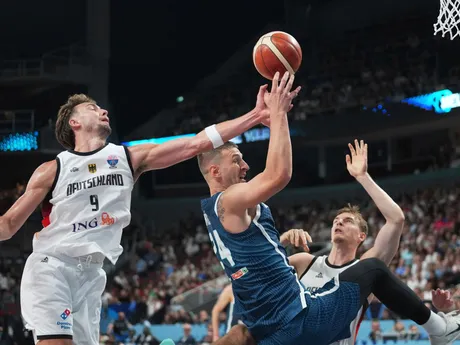 Zľava Franz Wagner, Alen Omič a Justus Hollatz počas štvrťfinálového duelu Nemecko - Slovinsko