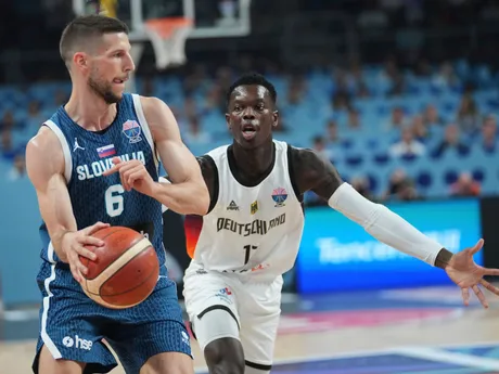 Aleksej Nikolič a Dennis Schroder počas štvrťfinálového duelu Nemecko - Slovinsko