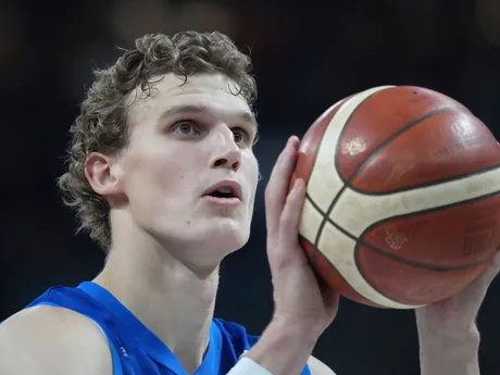 Fín Lauri Markkanen strieľa v semifinálovom zápase Nemecko - Fínsko na ME v basketbale 2025.