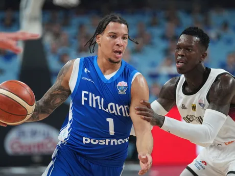 Fín Miro Little (vľavo) a Nemec Dennis Schroder v semifinálovom zápase Nemecko - Fínsko na ME v basketbale 2025.