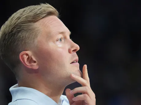 Tréner Fínska Lassi Tuovi v semifinálovom zápase Nemecko - Fínsko na ME v basketbale 2025.