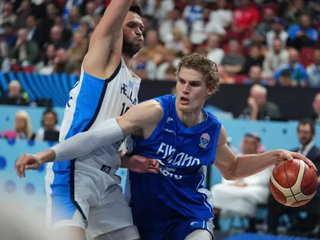 Lauri Markkanen a Kostas Papanikolaou v zápase Grécko - Fínsko o bronz na ME v basketbale 2025. 