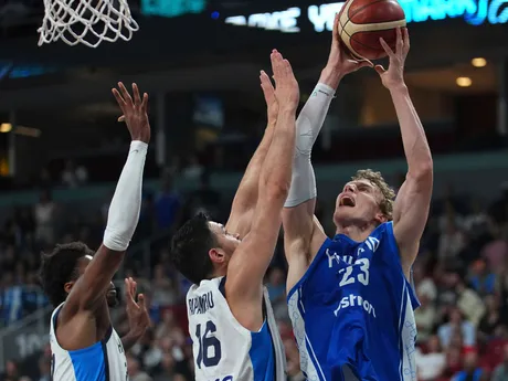 Lauri Markkanen a Kostas Papanikolaou v zápase Grécko - Fínsko o bronz na ME v basketbale 2025. 