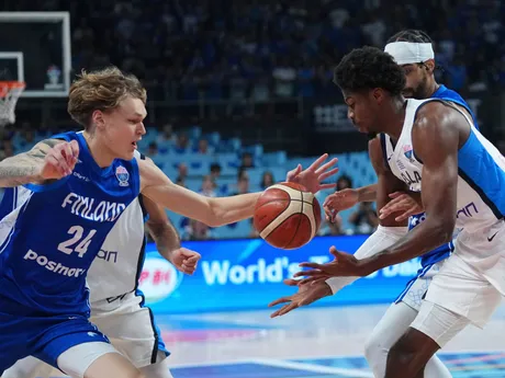 Miikka Muurinen a Kostas Antetokounmpo v zápase Grécko - Fínsko o bronz na ME v basketbale 2025. 
