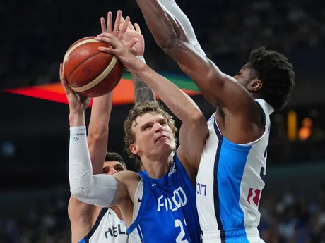 Lauri Markkanen a Kostas Antetokounmpo v zápase Grécko - Fínsko o bronz na ME v basketbale 2025. 