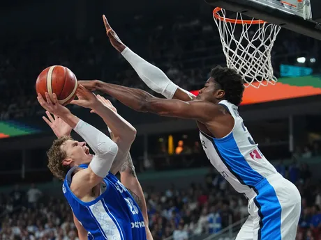 Lauri Markkanen a Kostas Antetokounmpo v zápase Grécko - Fínsko o bronz na ME v basketbale 2025. 
