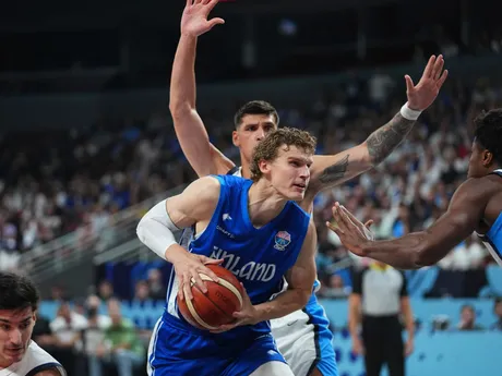 Lauri Markkanen a Kostas Antetokounmpo v zápase Grécko - Fínsko o bronz na ME v basketbale 2025. 