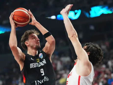Franz Wagner a Cedi Osman blocks vo finále ME v basketbale 2025: Turecko - Nemecko
