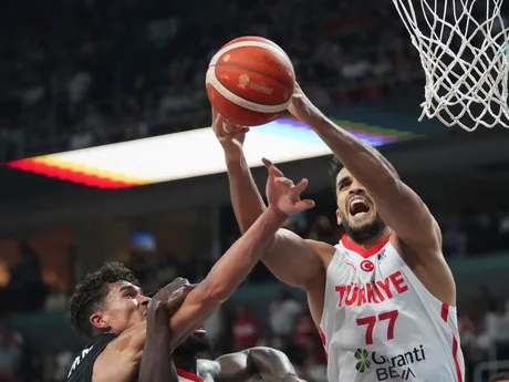 Tristan Da Silva a Omer Faruk Yurtseven vo finále ME v basketbale 2025: Turecko - Nemecko