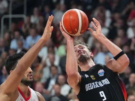 Franz Wagner a Omer Faruk Yurtseven vo finále ME v basketbale 2025: Turecko - Nemecko