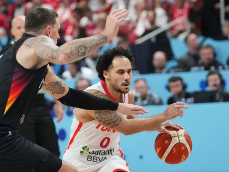 Shane Larkin a Daniel Theis vo finále ME v basketbale 2025: Turecko - Nemecko