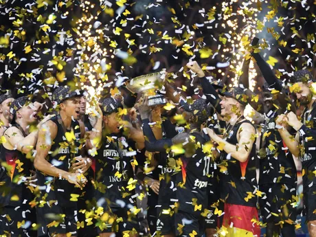 Nemeckí hráči oslavujú zisk titulu na ME v basketbale 2025