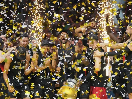 Nemeckí hráči oslavujú zisk titulu na ME v basketbale 2025