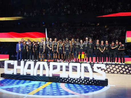 Nemeckí hráči oslavujú zisk titulu na ME v basketbale 2025