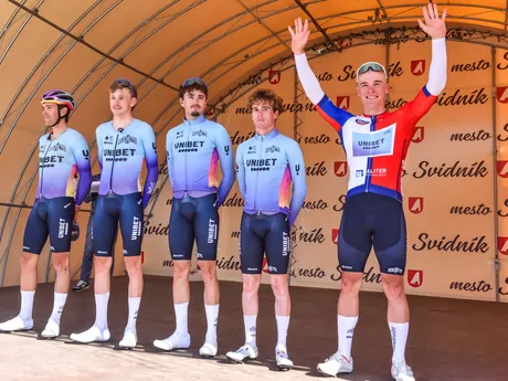 Lukáš Kubiš a jeho spolujazdci pred štartom druhej etapy Okolo Slovenska 2025