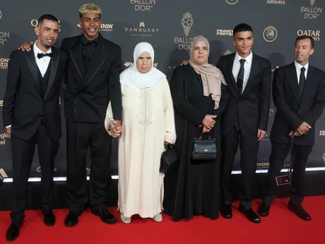 Lamine Yamal s rodinou počas galavečera Zlatá lopta 2025