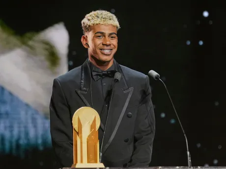 Lamine Yamal z FC Barcelona oslavuje zisk trofeje Kopa Trophy pre najlepšieho hráča do 21 rokov