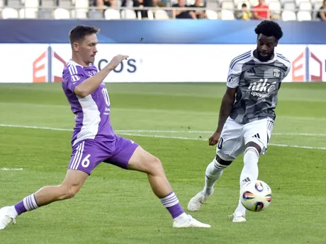 Dan Ožvolda (Komárno) a Zyen Jones (Košice) v zápase 7. kola Niké ligy.