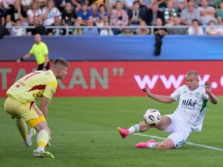 sprava Stanislav Olejník (Prešov) a brankár Dominik Ťapaj (Ružomberok) počas zápasu 8. kola futbalovej Niké ligy FC Tatran Prešov - MFK Ružomberok