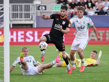 Zľava Stanislav Olejník (Prešov) a Alexander Mojžiš (Ružomberok) počas zápasu 8. kola futbalovej Niké ligy FC Tatran Prešov - MFK Ružomberok