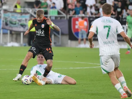 Vľavo dole Taras Bondarenko (Prešov), vľavo hore Jan Hladík (Ružomberok) bojujú o loptu počas zápasu 8. kola futbalovej Niké ligy FC Tatran Prešov - MFK Ružomberok
