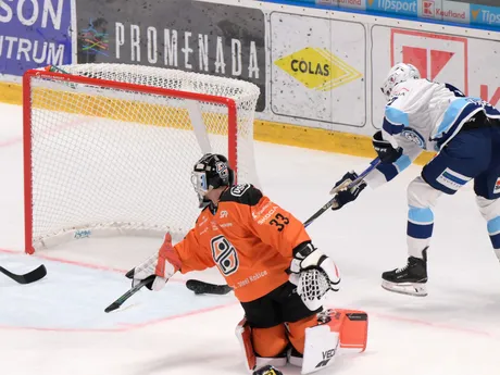 Na snímke zľava brankár Košíc Dominik Riečický a autor druhého gólu Matej Paulovič (Nitra) v zápase 6. kola hokejovej Tipsport ligy medzi HK Nitra a HC Košice.