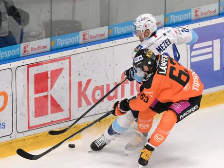 Na snímke zľava Branislav Mezei (Nitra) a Patrik Lamper (Košice) v zápase 6. kola hokejovej Tipsport ligy medzi HK Nitra a HC Košice.