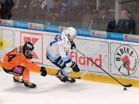Na snímke zľava Matúš Havrila (Košice) a  Matej Paulovič (Nitra) v zápase 6. kola hokejovej Tipsport ligy medzi HK Nitra a HC Košice.
