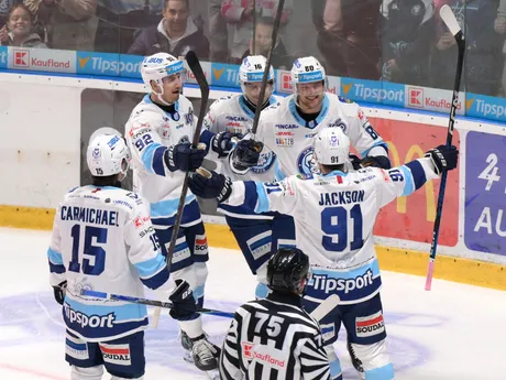Na snímke radosť hráčov Nitry po góle v zápase 6. kola hokejovej Tipsport ligy medzi HK Nitra a HC Košice.