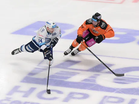 Na snímke zľava Zach Osburn (Nitra) a Patrik Rogoň (Košice) v zápase 6. kola hokejovej Tipsport ligy medzi HK Nitra a HC Košice.