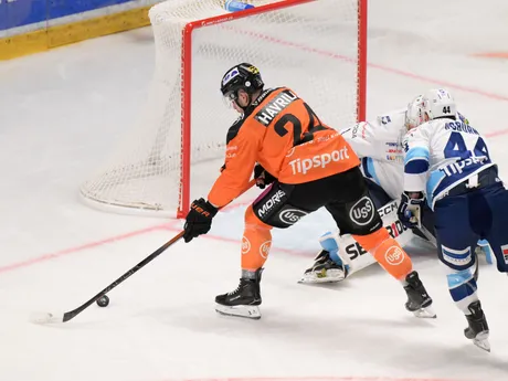 Na snímke zľava Matúš Havrila (Košice) a Zach Osburn (Nitra) v zápase 6. kola hokejovej Tipsport ligy medzi HK Nitra a HC Košice.