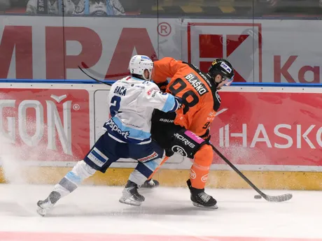 Na snímke zľava Matej Bača (Nitra) a Ján Blaško (Košice) v zápase 6. kola hokejovej Tipsport ligy medzi HK Nitra a HC Košice.