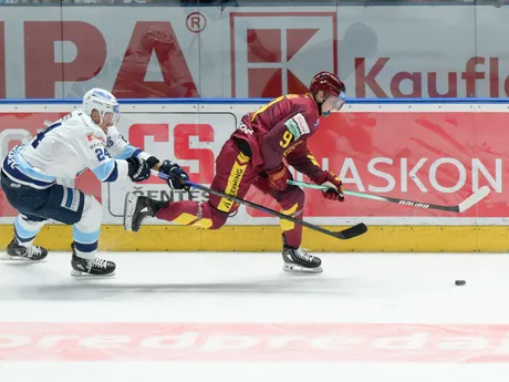 Branislav Mezei (Nitra) a Juraj Šiška (Trenčín) v zápase 2. kola Tipsport ligy.