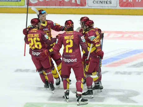 Radosť hráčov Trenčína po úvodnom góle v zápase 2. kola Tipsport ligy medzi HK Nitra - HK Dukla Trenčín.