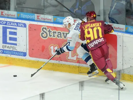 Sebastián Čederle (Nitra) a Adam Lapšanský (Trenčín) v zápase 2. kola Tipsport ligy.