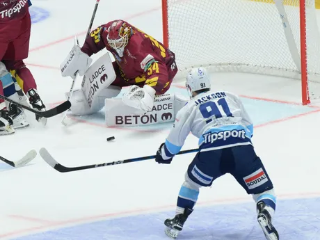 Brankár Trenčína David Hrenák a Robert Jackson (Nitra) v zápase 2. kola Tipsport ligy.