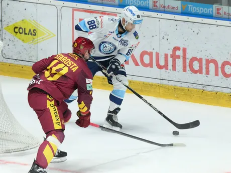 Tomáš Starosta (Trenčín) a David Okoličany (Nitra) v zápase 2. kola Tipsport ligy.